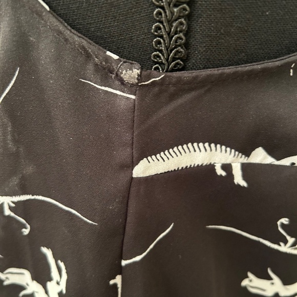 ModCloth Black and White Dinosaur Pattern Sleeveless Collared Blouse Size Medium - Picture 9 of 9